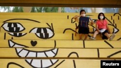 សិស្សពាក់ម៉ាស់ ខណៈ​មានការរាតត្បាតជំងឺកូវីដ១៩ នៅក្រុងសេអ៊ូល​ ប្រទេសកូរ៉េខាងត្បូង កាលពីថ្ងៃទី២៥ ខែសីហា ឆ្នាំ២០២០។ 