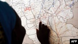 FILE - Seorang perempuan korban kekerasan seksual Sudan Selatan, menunjuk pada peta ke negara Kesatuan di Sudan Selatan, yang mengindikasikan lokasi dimana dia pernah tinggal, 9 Maret 2015. 