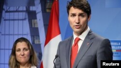 쥐스탱 트뤼도 캐나다 총리(오른쪽)와 크리스티아 프릴랜드 캐나다 외교장관이 지난 6월 벨기에 브뤼셀에서 열린 북대서양조약기구(NATO) 정상회의에 참석한 후 기자회견을 열었다.