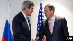 Menlu AS John Kerry (kiri) Menlu Rusia, Sergei Lavrov dalam pertemuan di Basel, Swiss (4/12).