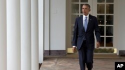 Le président Barack Obama pris en photo dans un couloir de la Maison Blanche.