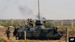 Tentara Turki berjaga di kota perbatasan Tel Abyad di Akcakale, Turki (Foto: dok). Menurut kantor berita pemerintah Turki, Anatolia, militer Turki telah membalas kembali serangan Suriah, Sabtu (6/10). 