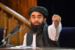 Juru bicara Taliban Zabihullah Mujahid dalam konferensi pers di Kabul (24/8).