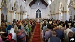 عکس آرشیف، نمایی از مراسم عبادت در یک کلیسا در پاکستان