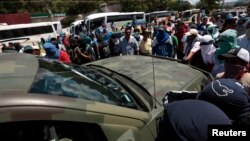 Sinh viên chận một chiếc xe của quân đội ở ngoại ô thủ phủ Chilpancingo, bang Guerrero, Mexico trong khi phong tỏa một con đường đòi phải trả các sinh viên mất tích hôm 26 tháng 9 về an toàn,