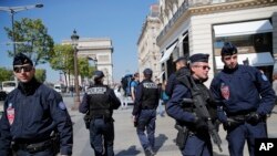 Des policiers déployés aux Champs-Elysées où un des leurs camarades a été tué à trois jours de l'élection présidentielle, à Paris, France 21 avril 2017. 