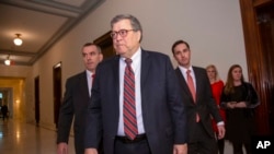 លោក​ William Barr អញ្ជើញ​ជួប​ជាមួយ​នឹង​សមាជិក​គណកម្មាធិការ​ព្រឹទ្ធសភា​ នៅ​វិមាន​សភា Capitol Hill ក្នុង​រដ្ឋធានី​វ៉ាស៊ីនតោន កាលពី​ថ្ងៃទី៩ ខែកុម្ភៈ ឆ្នាំ២០១៩។ 