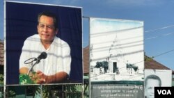 ផ្ទាំង​រូបថត​ថ្មីមួយ​សន្លឹក​របស់​អ្នកវិភាគ​នយោបាយ​ លោក កែម ឡី​ ត្រូវ​បាន​ដំឡើង​កាល​ពី​ពេល​ថ្មីៗ​នេះ នៅ​ផ្ទះ​របស់​លោក​ក្នុង​ឃុំ​លាយបូរ​ ស្រុក​ត្រាំកក់​ ខេត្ត​តាកែវ​។ (ហ៊ុល រស្មី/វីអូអេ)​​