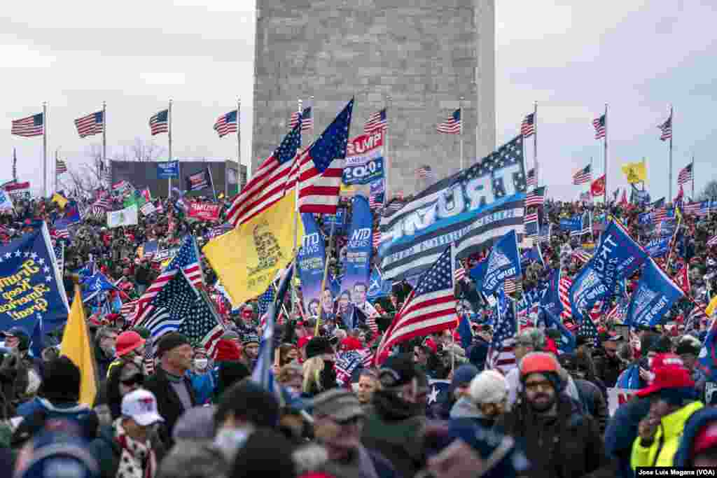 Apoiantes do Presidente Donald Trump marcham na capital, contra a confirmação dos votos do colégio eleitoral a ter lugar no capitólio, em Washington DC, 6 de Janeiro 2021