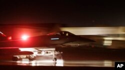 Britanski i američki avioni izvode vazdušne udare na Huti ekstremiste u Jemenu. Vazuduhoplovna baza Akrotiri na Kipru, 22. januar, 2024. (Foto: AP/ RAF)