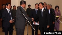 លោក​ ស ខេង អនុប្រធាន​គណបក្ស​ប្រជាជន​កម្ពុជា​និង​លោក​ កឹម សុខា អនុប្រធាន​គណបក្ស​សង្គ្រោះជាតិ​បាន​ជួប​ពិភាក្សា​គ្នាដើម្បី​ដោះស្រាយ​ជម្លោះ​នយោបាយ​រវាង​គណបក្ស​ទាំងពីរនៅ​រដ្ឋសភា​ជាតិ កាល​ពី​ថ្ងៃព្រហស្បតិ៍ ទី១០ ខែ​ធ្នូ ឆ្នាំ២០១៥។ (Courtesy photo from Kem Sokha's Facebook page)