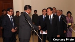  រូបឯកសារ៖ លោក​ ស ខេង អនុប្រធាន​គណបក្ស​ប្រជាជន​កម្ពុជា​និង​លោក​ កឹម សុខា អនុប្រធាន​គណបក្ស​សង្គ្រោះជាតិ​បាន​ជួប​ពិភាក្សា​គ្នាដើម្បី​ដោះស្រាយ​ជម្លោះ​នយោបាយ​រវាង​គណបក្ស​ទាំងពីរនៅ​រដ្ឋសភា​ជាតិ កាល​ពី​ថ្ងៃព្រហស្បតិ៍ ទី១០ ខែ​ធ្នូ ឆ្នាំ២០១៥។