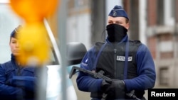 16일 벨기에 경찰이 독일과의 접경 지역 도시 베르비에서 테러 조직 은신처를 급습해 2명을 사살하고 1명을 검거했다. 특수 경찰이 현장 주변을 지키고 있다.