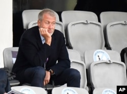 Pemilik klub sepak bola Chelsea Roman Abramovich menghadiri pertandingan sepak bola final Liga Champions Wanita UEFA melawan FC Barcelona di Gothenburg, Swedia pada 16 Mei 2021. (AP Photo/Martin Meissner)