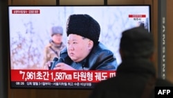 Seorang pria menonton layar televisi yang menayangkan cuplikan berita pemimpin Korea Utara Kim Jong Un yang mengamati uji coba peluncuran rudal jelajah strategis, di sebuah stasiun kereta di Seoul, Korea Selatan, pada 28 Februari 2025. (Foto: AFP)