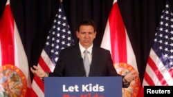 론 드샌티스 플로리다 주지사가 지난 17일 탬파 시내 캠브리지 크리스천 스쿨에서 기자회견하고 있다. (자료사진)