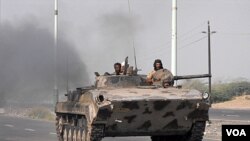 Militer Yaman melakukan operasi terhadap militan di Zinjibar, Yaman selatan (foto: dok).