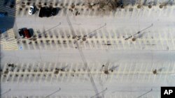 미국에서 신종 코로나바이러스 확산으로 주민들이 외출을 자제하면서 26일 미주리주 리치몬드하이트의 쇼핑몰 주차장에 차가 거의 없다.