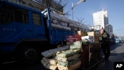 지난 2011년 중국 단둥시에서 북한으로 수출하는 물품을 트럭에 싣고 있다.