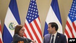 ລັດຖະມົນຕີການຕ່າງປະເທດສະຫະລັດ ທ່ານ ມາຣໂກ ຣູບີໂອ (ຂວາ) ແລະລັດຖະມົນຕີການຕ່າງປະເທດ El Salvador Alexandra Hill Tinoco ຈັບມືກັນ ຫຼັງຈາກໄດ້ລົງນາມໃນບົດບັນທຶກຄວາມເຂົ້າໃຈກ່ຽວກັບການຮ່ວມມືດ້ານນິວເຄລຍລະຫວ່າງປະເທດຂອງເຂົາເຈົ້າທີ່ໂຮງແຮມ Intercontinental Real ໃນ San Sa.