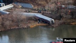 Tim SAR berkumpul di tempat kereta api yang tergelincir di New York. 