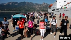 지난 2011년 8월 중국인 관광객들이 북한 라진에서 출발하는 유람선을 타고 금강산에 도착했다. (자료사진)