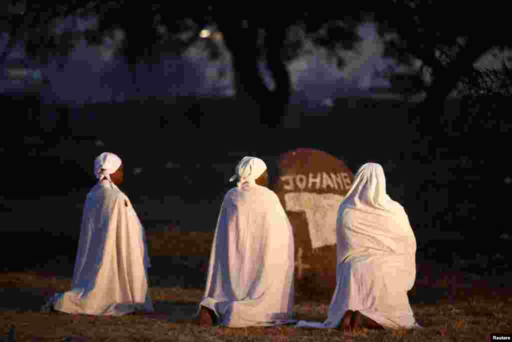 Women pray before casting their ballots in the country&#39;s general elections in Harare, July 30, 2018.