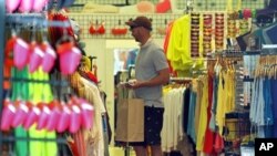 Seorang pria mengamati barang pajangan di sebuah toko di Santa Monica, Californa (Foto: dok).