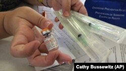 Seorang petugas kesehatan masyarakat memperlihatkan ampul obat naloxone dan suntikan yang didistribusikan di Honolulu, Hawaii, untuk memerangi overdosis narkoba, 12 September 2016. (Foto: Cathy Bussewitz/AP) 