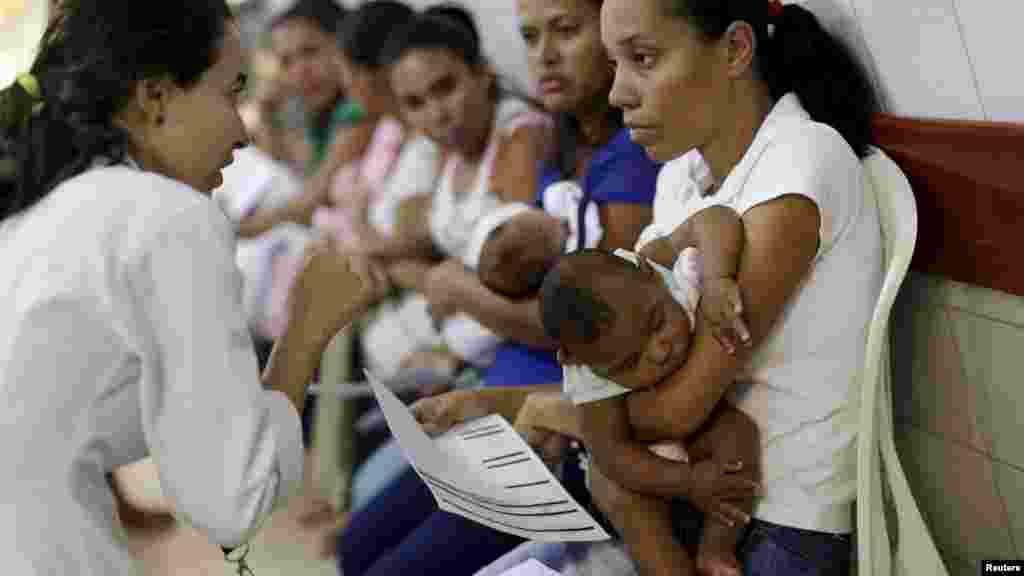Des enfants atteints d&rsquo;une microcéphalie, dans les bras de leurs mères, attendent des soins médicaux à l&#39;hôpital Oswaldo Cruz, Recife, au Brésil, 26 janvier 2016.