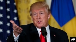 도널드 트럼프 미국 대통령이 지난 6일 백악관에서 열린 스테퐌 뢰벤 스웨덴 총리와의 공동기자회견에서 북한 문제에 관해 발언했다. 트럼프 대통령은 이 자리에서 중국의 도움과 함께 가해진 강력한 대북제재가 북한을 대화 테이블로 이끌었다고 평가했다. 