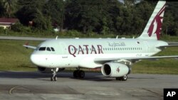 Wani jirgin saman kamfanin safarar jiragen Qatar "Qatar Airlines" a wani filin jirgin kasar Burma