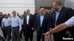 Dalam foto arsip tampak Kepala Hamas Gaza Yahya Sinwar (kiri), Ketua Umum Hamas Ismail Haniyeh (tengah) dan pemimpin senior Hamas, Khalil al-Hayaa di Rafah diJalur Gaza, 19 September 2017. Hamas diperkirakan akan menunjuk pengganti Sinwar, dari luar Gaza. (Foto: Reuters)