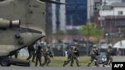 지난해 6월 한국 평택의 캠프 험프리스 기지에서 미8군 창설 75주년을 맞아 미군들의 훈련 시범이 펼쳐졌다.