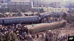 Une collision de train au Caire, Egypte, 21 décembre 1995. (AP Photo / Mohamed El-Dakhakhny)