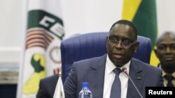 Shugaban Senegal Macky Sall a shugabannin ECOWAS a taronsu a Abuja, Disamba 16, 2015.