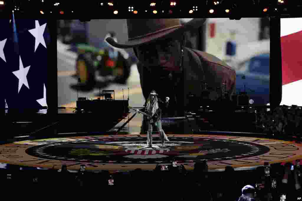 Билли Рэй Сайрус выступает на &laquo;Балу свободы&raquo; в Вашингтонском конференц-центре.