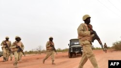 Beberapa pria bersenjata menewaskan banyak warga sipil Sabtu (2/1) di Niger. (Foto: AFP/Issouf Sanogo)
