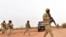 Des soldats burkinabés lors d'un entraînement avec des instructeurs de l'armée autrichienne, près d'Ouagadougo au Burkina Faso, le 13 avril 2018.