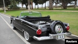 Mobil Ford Thunderbird keluaran 1956 yang pernah dimiliki oleh mendiang Marilyn Monroe tampak dalam gambar dari balai lelang Julien yang dirilis dari Los Angeles, 25 September 2018.
