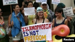 Protesters demonstrate against France's ban of the burkini, outside the French Embassy in London, Britain, August 25, 2016. 
