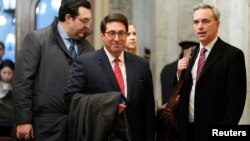 ក្រុមមេធាវីការពារក្តីលោកប្រធានាធិបតី ដូណាល់ ត្រាំ រួមមានលោក Jay Sekulow (កណ្តាល) និងលោក Pat Cipollone ទីប្រឹក្សាសេតវិមាន បានមកដល់សវនាការជំនំុជម្រះក្តីដកប្រធានាធិបតីពីតំណែង នៅព្រឹទ្ធសភាអាមេរិក ប្រចាំរដ្ឋធានីវ៉ាស៊ីនតោន ថ្ងៃទី២៥ ខែមករា ឆ្នាំ២០២០។ 