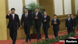 中共十八大政治局7位常委 步入记者会会场，会见新闻界（2012年11月15日）