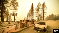 Mobil dan pompa bensin yang hangus ditelan "Camp Fire" di dekat Pulga, timur Paradise, California, 11 November 2018. (Foto: dok)