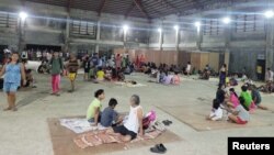 مردم در جنوب فلیپین منازل شان را ترک کرده و به یک مرکز تخلیه پناه برده اند