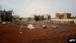 Des débris devant le quartier général de la force antiterroriste, le G5 Sahel, après une attaque d'un kamikaze qui a tenté de pénétrer dans la base de Sevare au centre du Mali, le 29 juin 2018