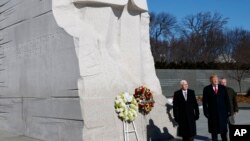 លោក​ប្រធានាធិបតី ដូណាល់ ត្រាំ និង​អនុប្រធានាធិបតី Mike Pence ធ្វើ​ទស្សនកិច្ច​ទៅ​កាន់​ស្តូប​រំឭក​វិញ្ញាណក្ខន្ធ​លោក Martin Luther King, Jr កាលពី​ថ្ងៃទី២១ ខែមករា ឆ្នាំ២០១៩។