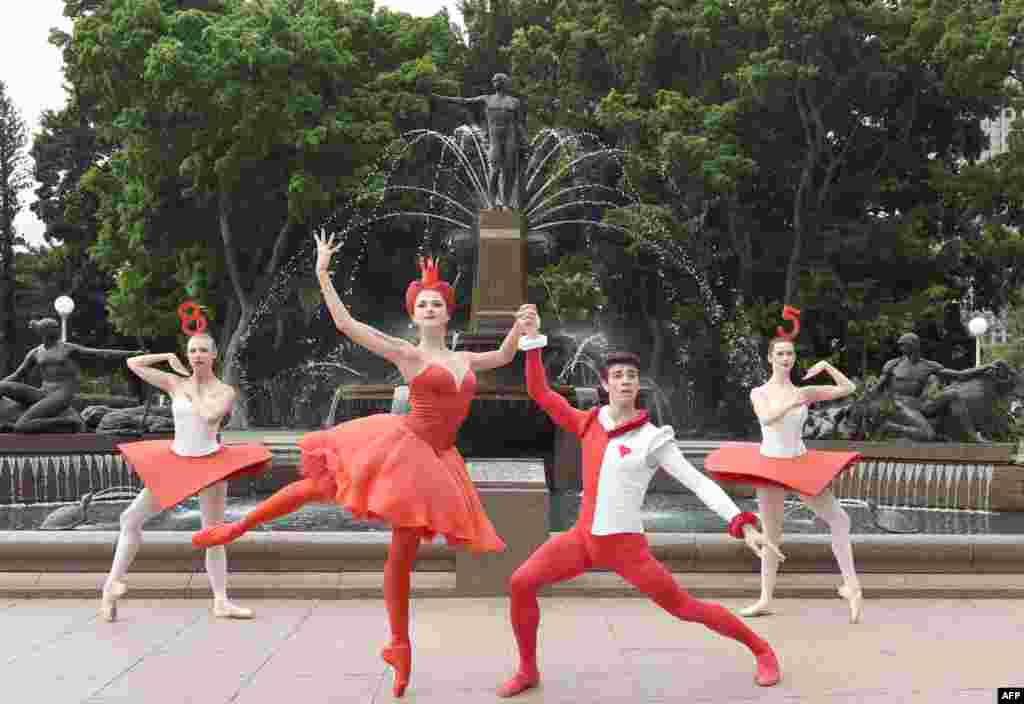 Para pebalet menampilkan drama &quot;Alice&#39;s Adventures in Wonderland&quot; dalam pertunjukan di Sydney, Australia.