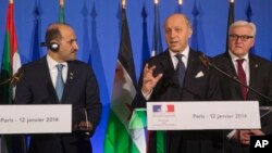 Menlu Perancis Laurent Fabius (tengah) berbicara dalam pertemuan tingkat Menteri 11 negara sahabat Suriah di Paris (12/1). 
