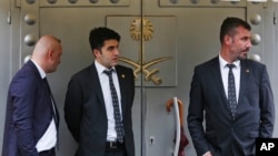 Petugas keamanan berdiri di luar konsulat Arab Saudi di Istanbul, 11 Oktober 2018. 